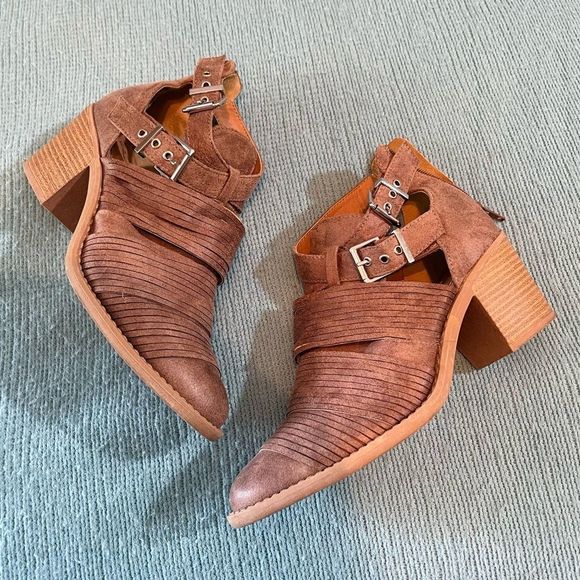 Qupid Shoes - Tan brown strappy buckle booties